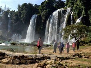 Visitors to Ban Gioc Waterfalls in Trung Khanh district, Cao Bang province (Photo: VNA)